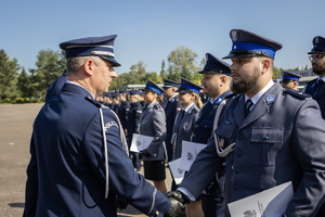 I Zastępca Komendanta Wojewódzkiego wręcza akty mianowania.