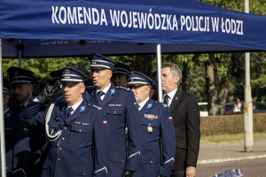 Kadra kierownicza KWP w Łodzi oddaje honor.