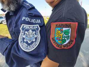 Emblematy policji polskiej i czeskiej na rękawie.