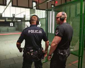 Policjanci w trakcie zmagań konkursowych na strzelnicy.