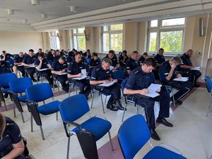 Policjanci w trakcie testu wiedzy.