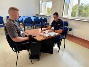 Policjanci w trakcie scenki przyjęcia interesanta.