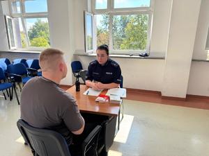 Policjanci w trakcie scenki przyjęcia interesanta.
