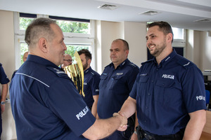 Naczelnik Wydziału Prewencji wręcza puchar dzielnicowemu.