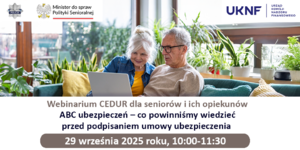 DWÓCH SENIORÓW SIEDZI NA KANAPIE I PATRZY W LAPTOPA.