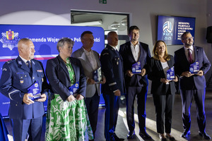 Wręczanie pamiątkowych statuetek.