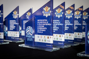 Pamiątkowe statuetki.