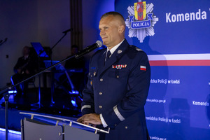 Komendant Wojewódzki Policji w Łodzi w trakcie przemówienia.