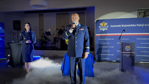 Przemawia Komendant Wojewódzki Policji w Łodzi.