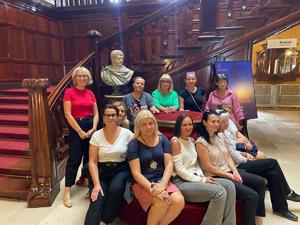 Podopieczne fundacji w trakcie zwiedzania Łodzi.