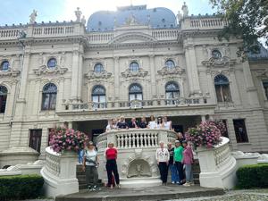 Podopieczne fundacji w trakcie zwiedzania Łodzi.