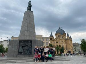 Podopieczne fundacji w trakcie zwiedzania Łodzi.