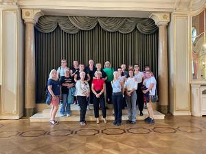 Podopieczne fundacji w trakcie zwiedzania Łodzi.