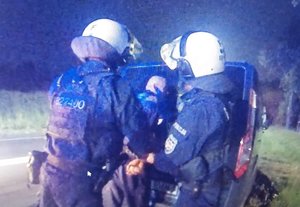 Policjanci w mundurach w trakcie interwencji.