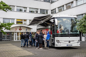 Krwiobus i osoby stojące przed nim.
