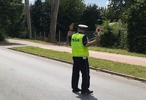 Policjant kierujący ruchem na drodze.