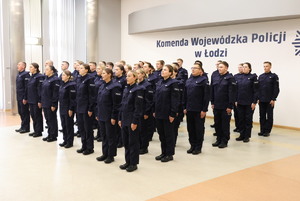 Ślubujący młodzi policjanci.