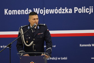 Zastępca Komendanta Wojewódzkiego Policji w Łodzi w trakcie przemowy.