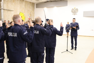 Młodzi policjanci ślubują.
