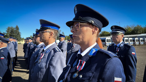 Zasłużeni policjanci z medalami.