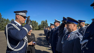 Komendant Wojewódzki Policji w Łodzi i Wojewoda Łódzki wręcza medale zasłużonym.