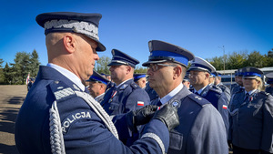 Komendant Wojewódzki Policji w Łodzi  wręcza medale zasłużonym.