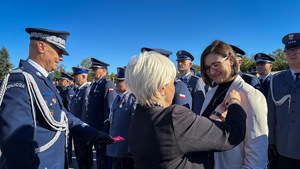 Komendant Wojewódzki Policji w Łodzi i Wojewoda Łódzki wręcza medale zasłużonym.