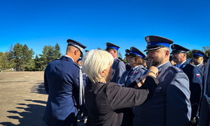 Komendant Wojewódzki Policji w Łodzi i Wojewoda Łódzki wręcza medale zasłużonym.