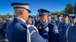 Komendant Wojewódzki Policji w Łodzi wręcza medale zasłużonym.