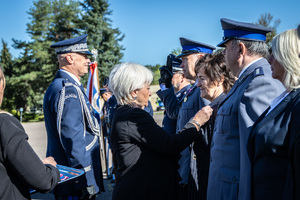 Komendant Wojewódzki wręcza medale.
