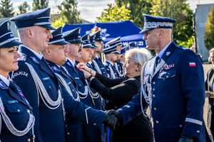 Komendant Wojewódzki oraz Wojewoda Łódzki wręcza medale.
