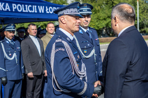 Komendant Wojewódzki wręcza medal.