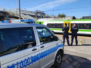 Policyjny radiowóz policjanci patrolują teren kolei.