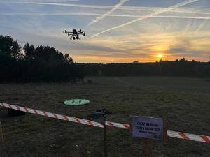 Dron w trakcie lotu.
