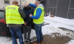 policjanci prowadzą zatrzymanego