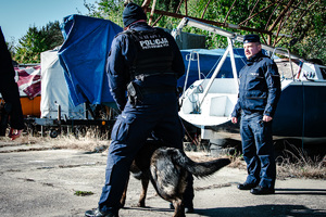 Funkcjonariusz z psem służbowym.