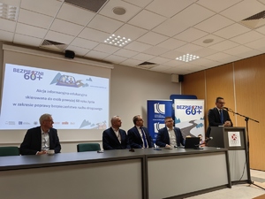 uczestnicy konferencji podczas prelekcji.