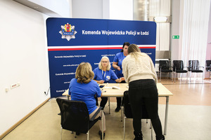 Dwie kobiety siedzą za stołem i rozmawiają z dwoma kobietami.