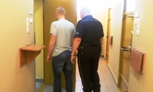 policjant prowadzi zatrzymanego