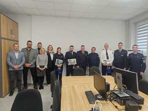 Grupowe zdjęcie policji polskiej i policji niemieckiej.