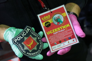 Zawieszka uczestnika i naszywka policyjna.