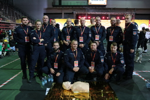 Grupa policjantów pozujących do zdjęcia.