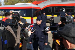 Konferencja prasowa z udziałem policjanta.