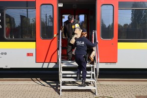 Policjantka z psem służbowym w trakcie ćwiczeń.