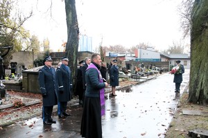 Policjanci na cmentarzu oddają hołd poległym policjantom.
