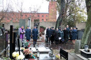 Policjanci na cmentarzu oddają hołd poległym policjantom.