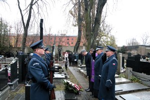 Policjanci na cmentarzu oddają hołd poległym policjantom.