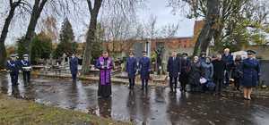 Policjanci na cmentarzu oddają hołd poległym policjantom.