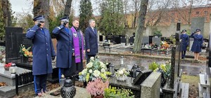 Policjanci na cmentarzu oddają hołd poległym policjantom.