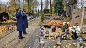 Policjanci na cmentarzu oddają hołd poległym policjantom.